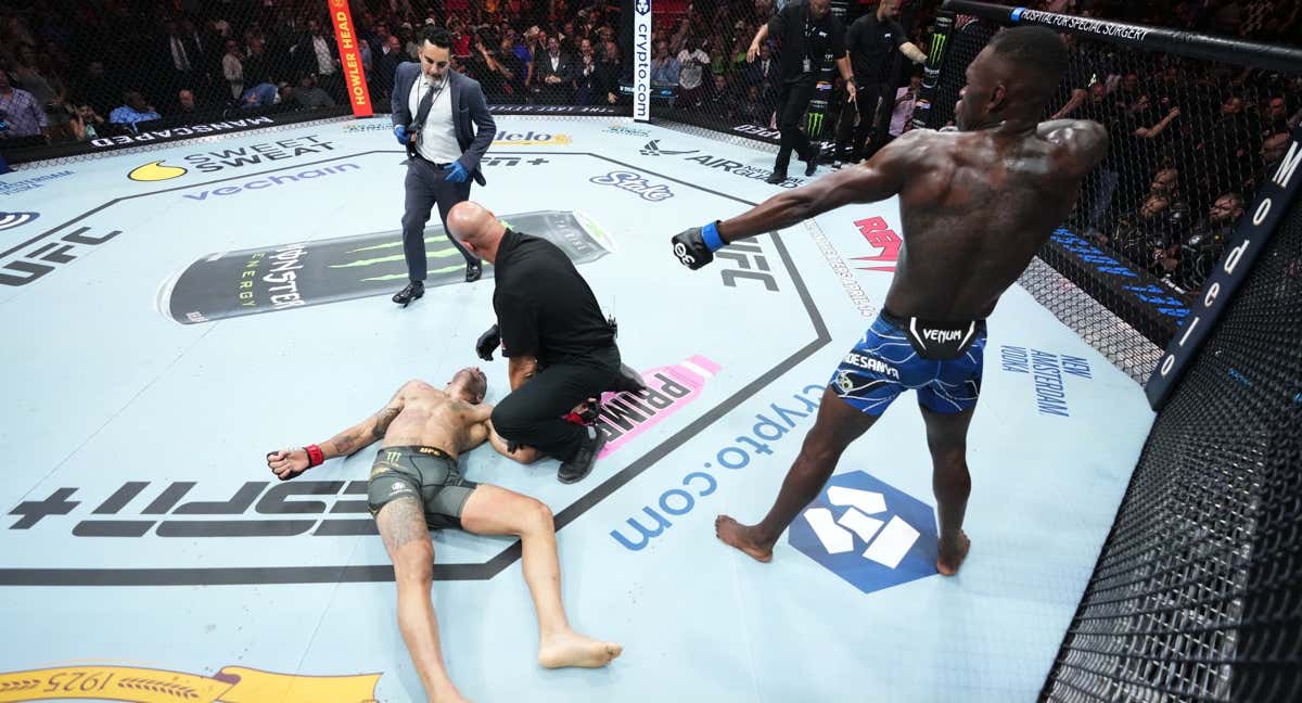 Israel Adesanya celebra su victoria por KO ante Alex Pereira en el UFC 287./UFC