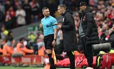 Se libra de sanción el juez de línea del Liverpool - Arsenal por dar un codazo a Robertson