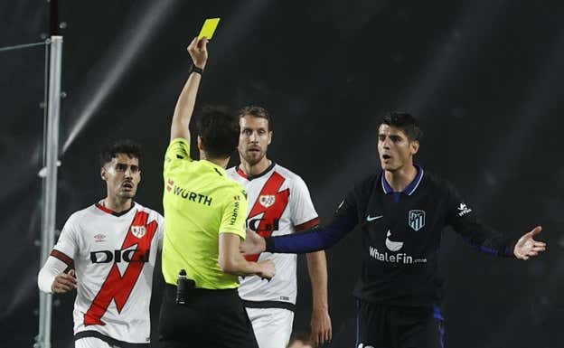 De Burgos mostró en primera instancia amarilla para Lejeune, pero luego le expulsó tras revisarlo en el monitor. EFE