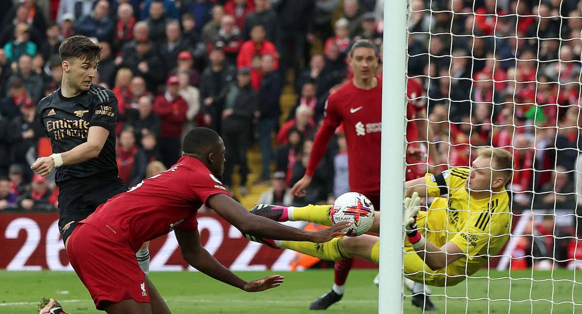 Konaté y Ramsdale en la jugada del partido. /REUTERS