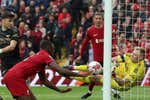 Firmino dice que hay liga y Ramsdale salva al Arsenal en Anfield