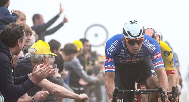 Van der Poel reina en el infierno de la Paris-Roubaix