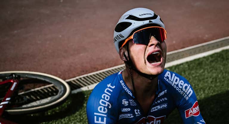 Mathieu Van der Poel celebra con fiereza su victoria en París-Roubaix.