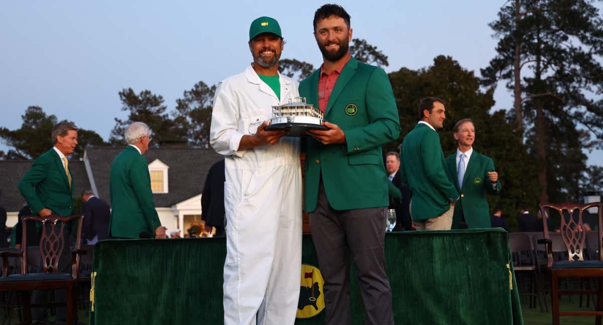 Adam Hayes, el caddie de Jon Rahm en su victoria en Augusta./REUTERS