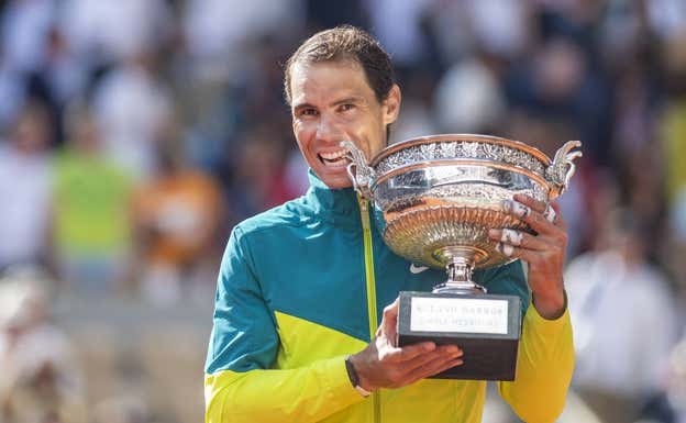 Rafa Nadal, con su último título de Roland Garros.  Getty