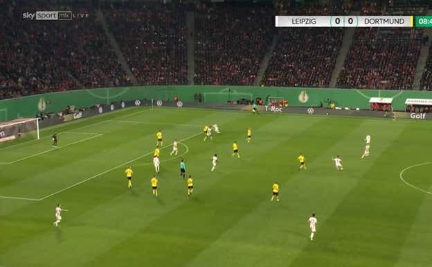 Ante un desmarque en última línea, Olmo lo detecta a pesar de estar muy lejos y haber mucho jugador por delante.