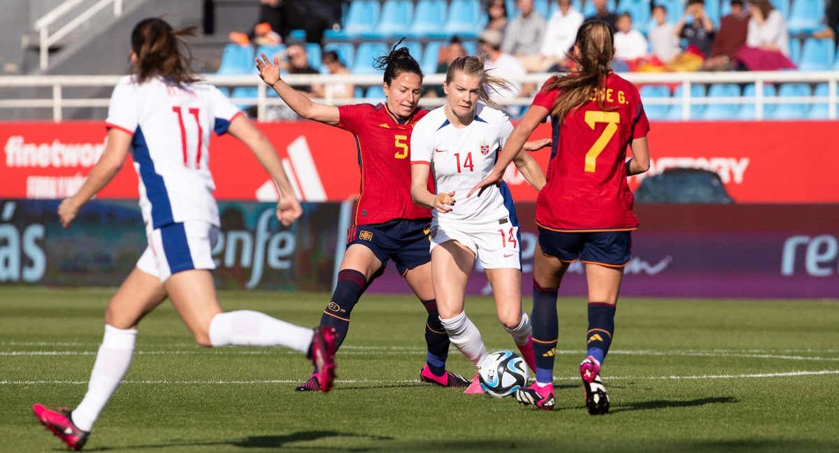 Ivana Andrés y Ada Hegerberg pugnan por un balón durante el España - Noruega del pasado jueves. /SEFutbolFem