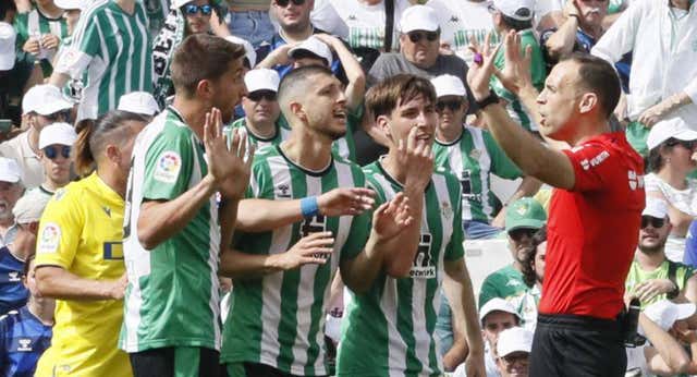 Confidencial: Los clubes quieren pedir árbitros independientes de la Federación, como en la Premier