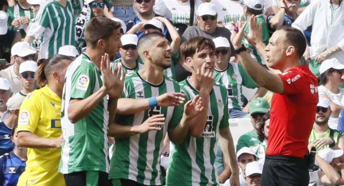 Los jugadores del Betis discuten con Cuadra Fernández tras la expulsión de Canales.