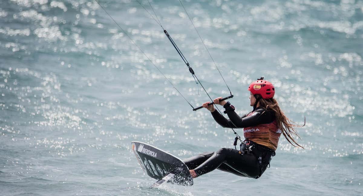 Gisela Pulido navega en Formula Kite. /WHATSSTUDIO