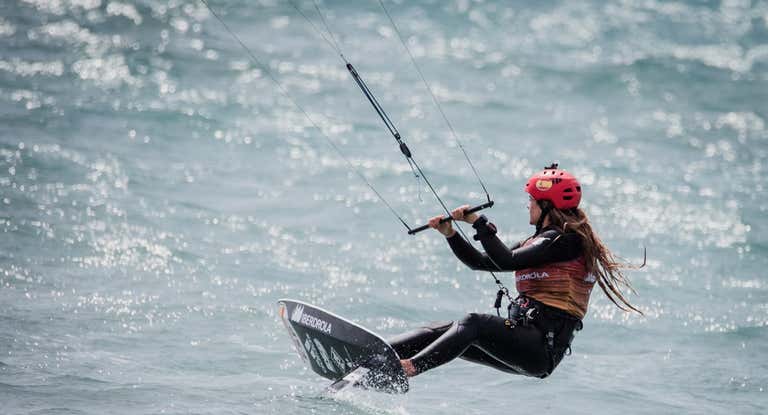 Gisela Pulido navega en Formula Kite.