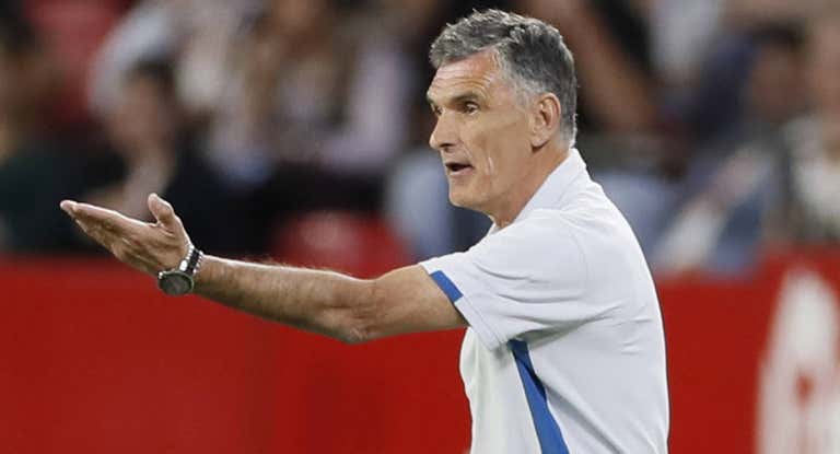 José Luis Mendilibar realiza una indicación en el partido ante el Celta.