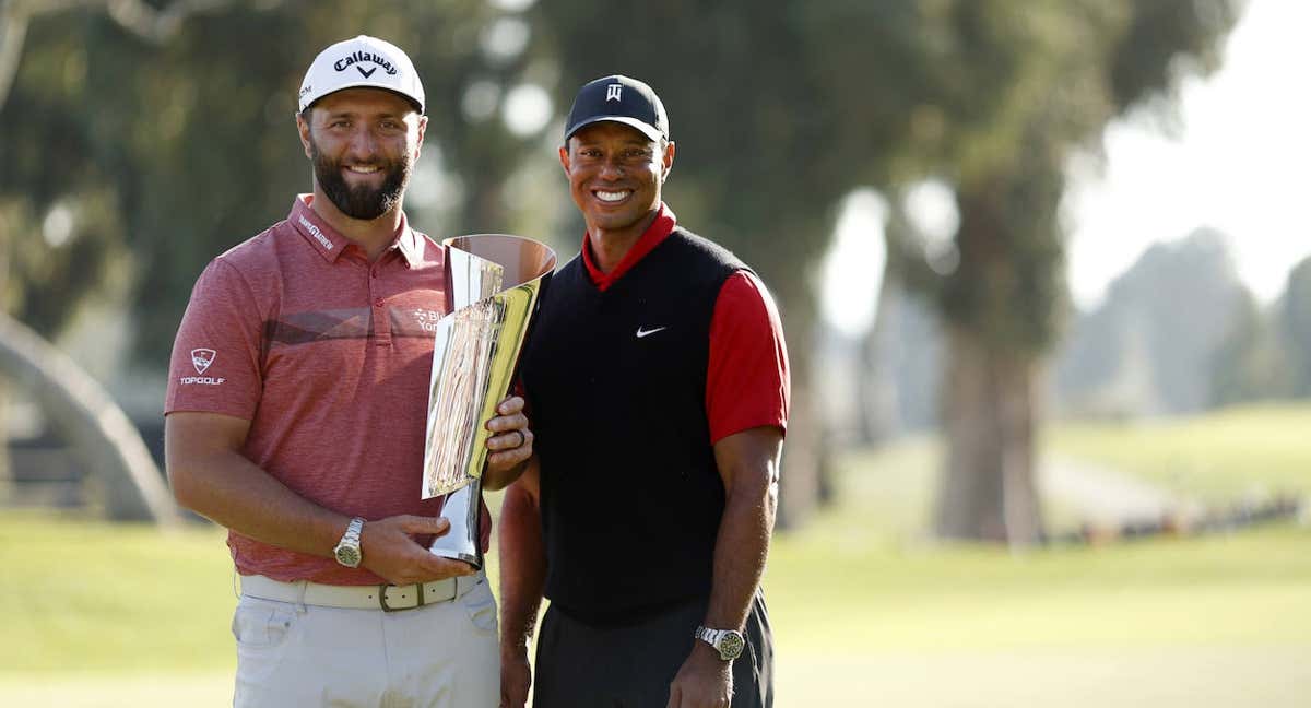 Rahm y Woods, con el trofeo en el último The Genesis ganado por el golfista español. /Getty