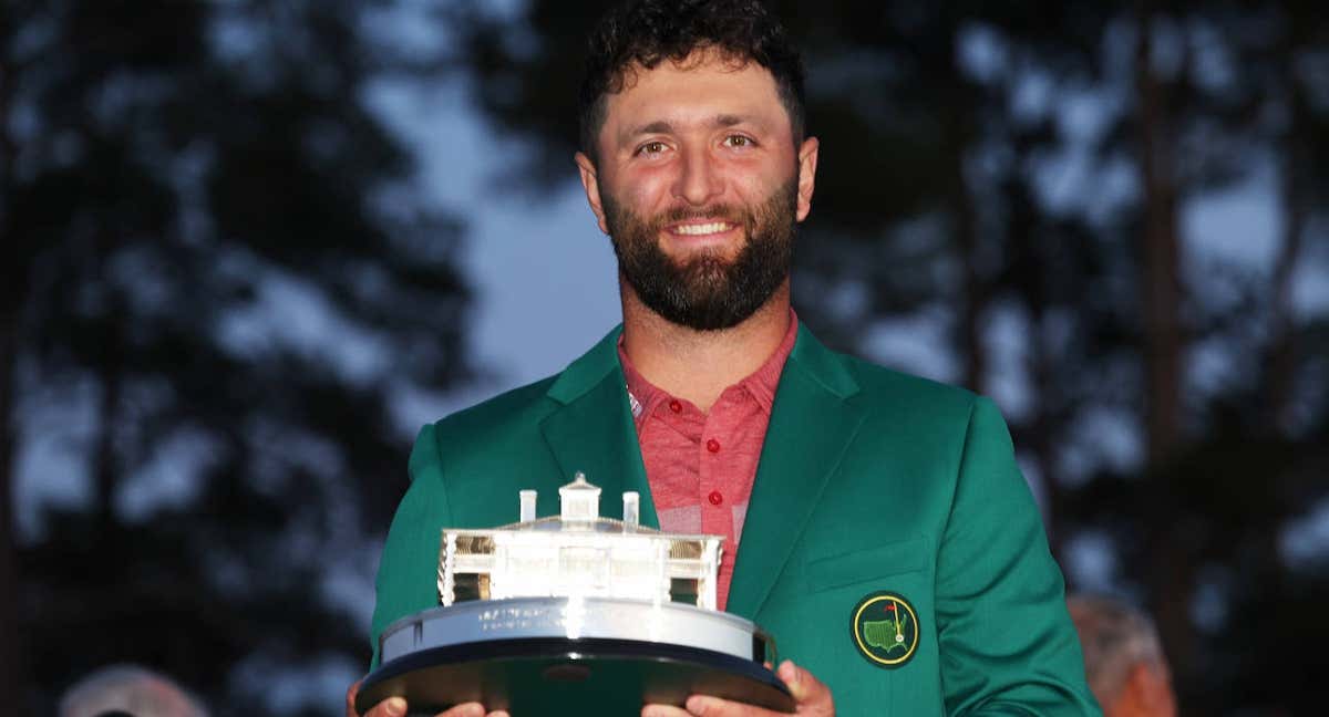 Jon Rahm, con el trofeo y la chaqueta verde que le acreditan como ganador del Masters de Augusta. /Getty