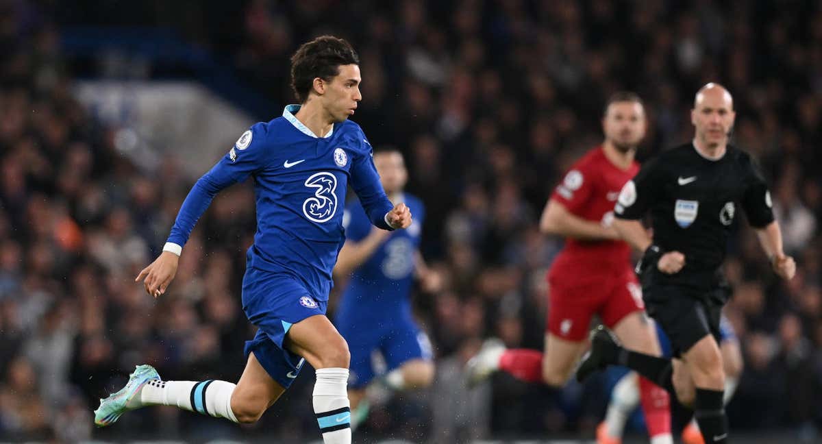 Joao Félix conduciendo durante un partido. /AFP