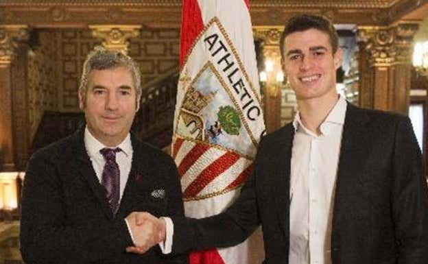 Kepa, con Urrutia, tras anunciar su renovación. Athletic