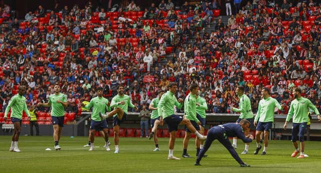Baño de masas para Nico Williams y el Athletic antes del derbi