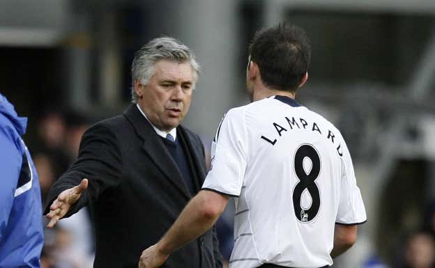 Ancelotti saluda a Lampard tras sustituirle en un partido.  AFP