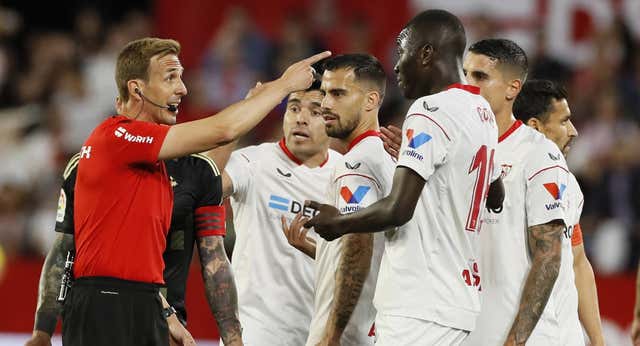 El Sevilla presenta alegaciones por Marcos Acuña y solicita la sanción mínima