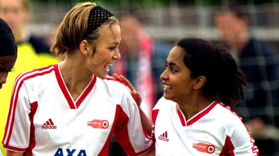 Jules y Jess, durante una escena de la película 'Quiero ser como Beckham'. /'Quiero ser como Beckham'