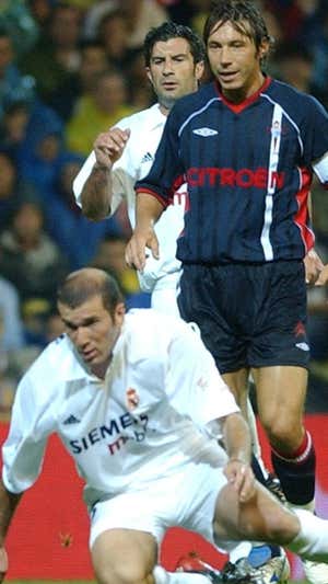 Mostovoi, con Figo y Zidane, en un partido entre Celta y Madrid.  EFE