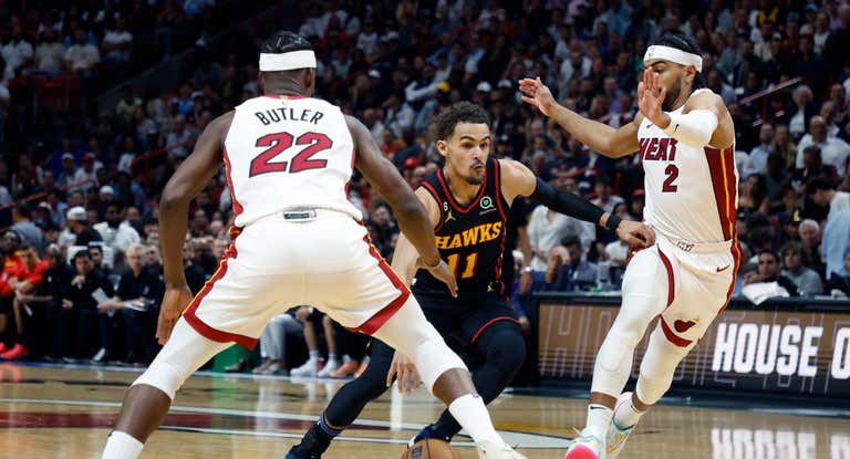 Trae Young pasa por delante de la defensa de los Heat.