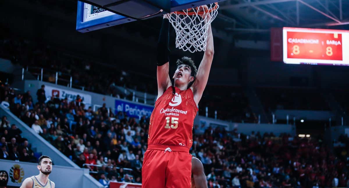 ADAY MARA MACHACA EL ARO DURANTE UN PARTIDO DE LIGA ENDESA