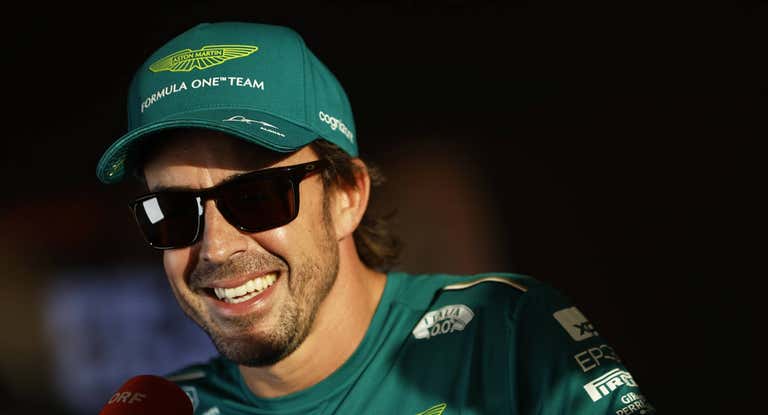 Fernando Alonso sonríe en una de las tres primeras carreras de la F1 2023.