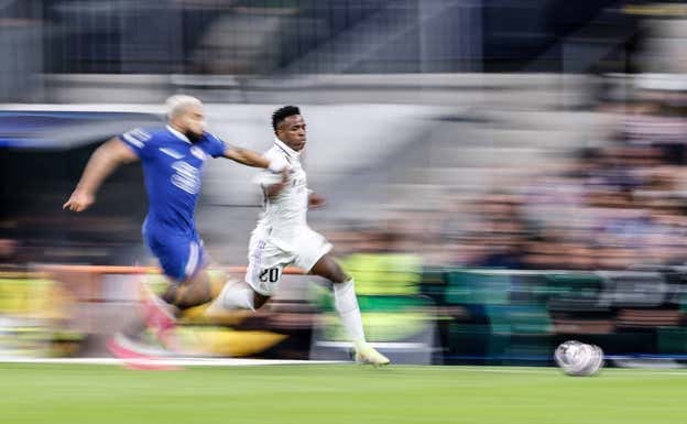 Vinicius supera en carrera a Reece James.  EP