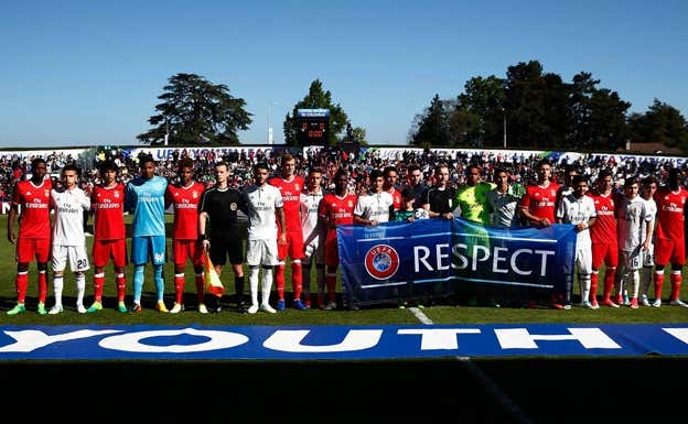 Los jugadores del Juvenil A del Madrid y del Benfica posan con el lema 'Respect'. Real Madrid
