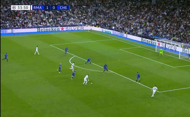 Rodrygo se la devuelve a Karim en la doble pared.