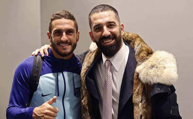Koke y Arda Turan, en el estadio Vodafone Park de Estambul. ATLÉTICO DE MADRID
