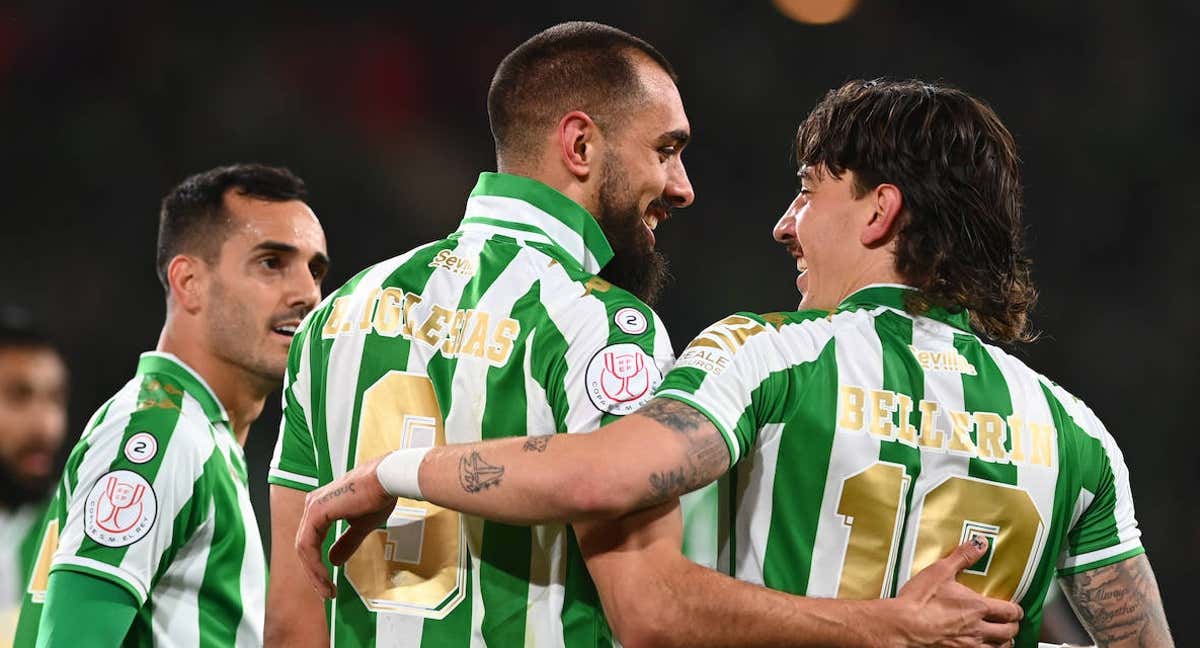 Héctor Bellerín felicita a Borja Iglesias por marcar un gol durante la final de la Copa del Rey frente al Valencia en 2022. /AFP
