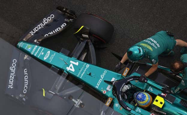 Fernando Alonso y un mecánico de Aston Martin, durante el GP de Arabia Saudí 2023.  Aston Martin