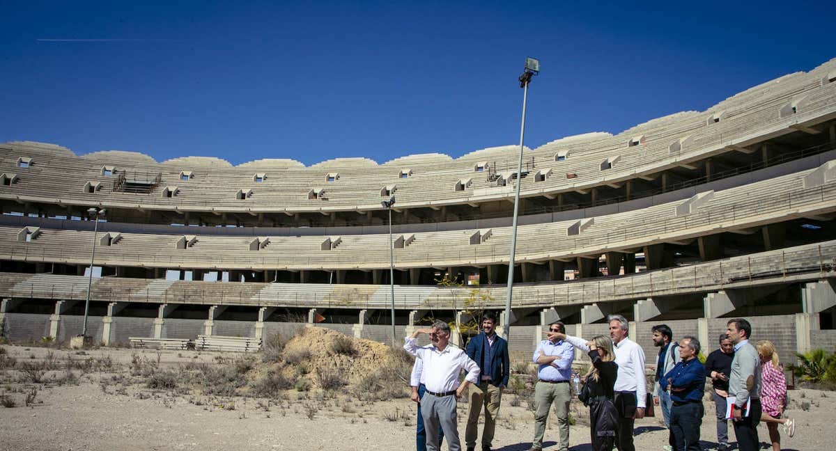 Los integrantes de la RFEF visitan el Nuevo Mestalla. /Valencia CF.