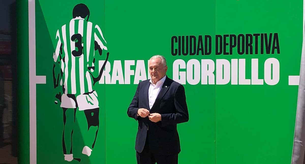 Rafael Gordillo posa con el mural que dará su nombre a la nueva ciudad deportiva del Betis./Relevo / Alonso Rivero