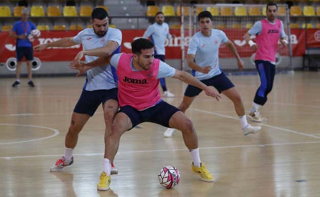 Pablo Ramírez protege un balón ante Chino durante un entrenamiento de España  RFEF