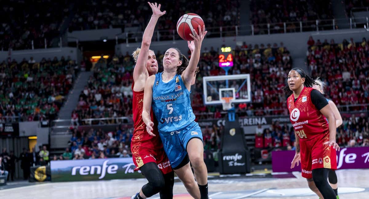 Fiebich y Carzorla, galardonadas como MVP en los premios de la LF Endesa 2022/23. /FEB