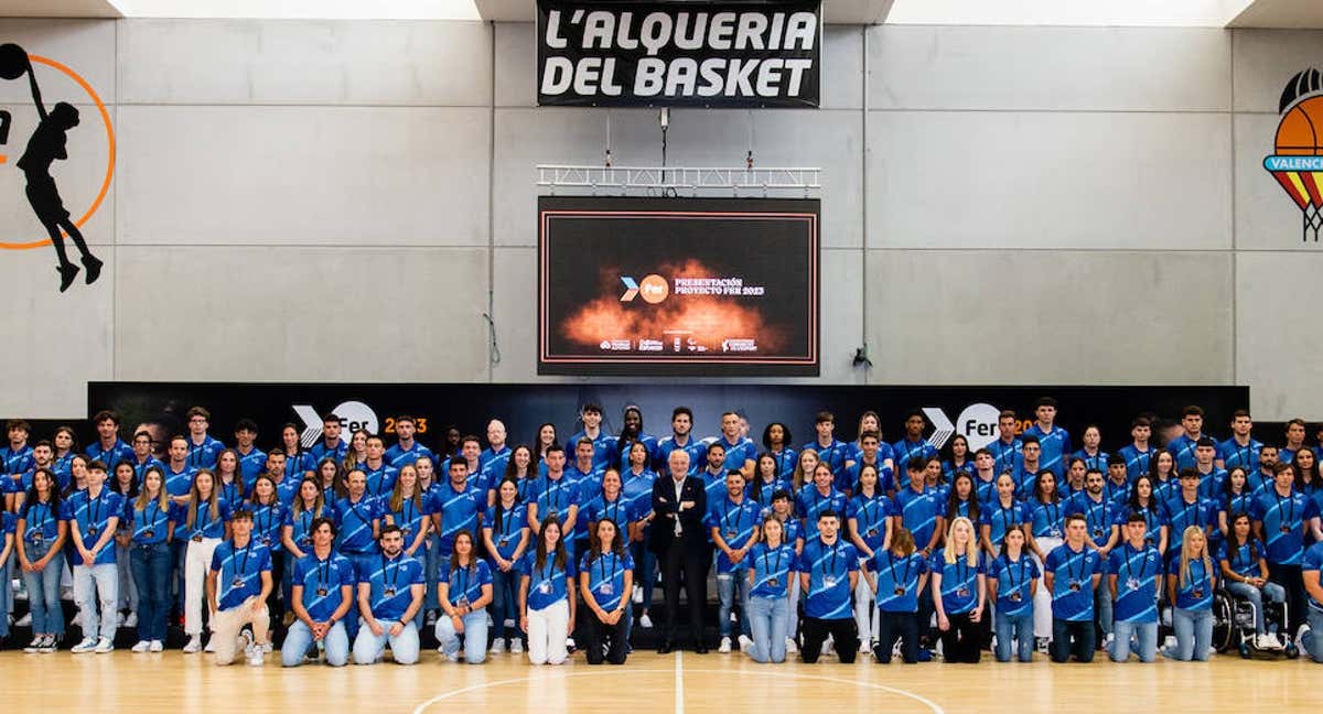 Juan Roig junto a los deportistas becados en el Proyecto FER 2023. /PROYECTO FER.