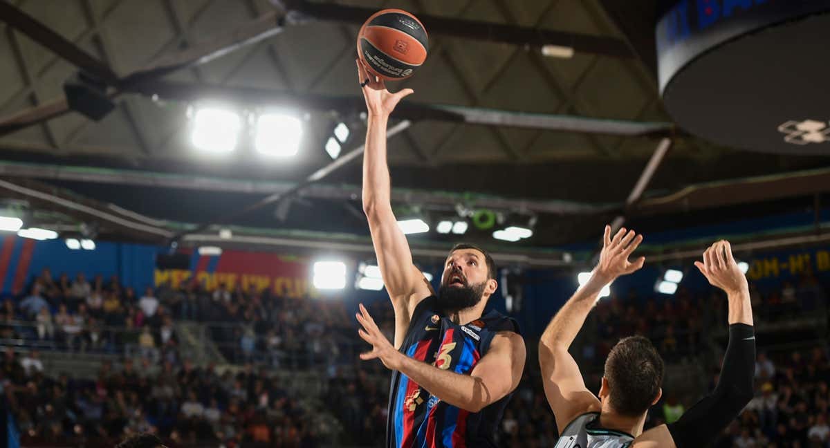 NIKOLA MIROTIC TRATA DE ANOTAR ANTE LA DEFENSA DE VÍCTOR CLAVER/ GETTY IMAGES