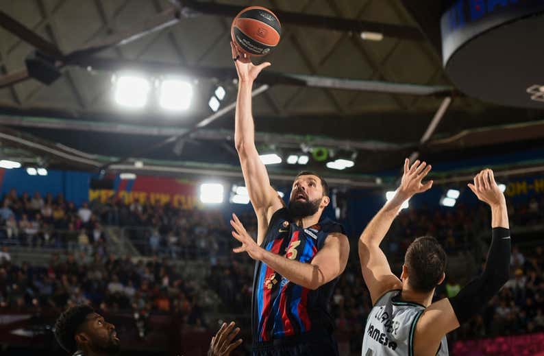 El Barça sella el segundo puesto ante Valencia Basket y el Baskonia se queda sin playoffs