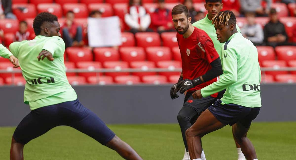 Nico Williams, durante el entrenamiento a puerta abierta en San Mamés de esta semana./EFE