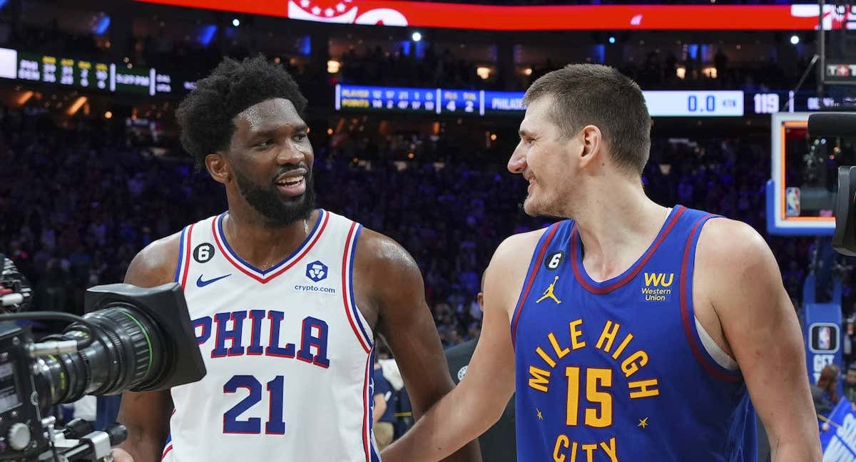 Joel Embiid y Nikola Jokic durante un partido de la NBA. /GETTY