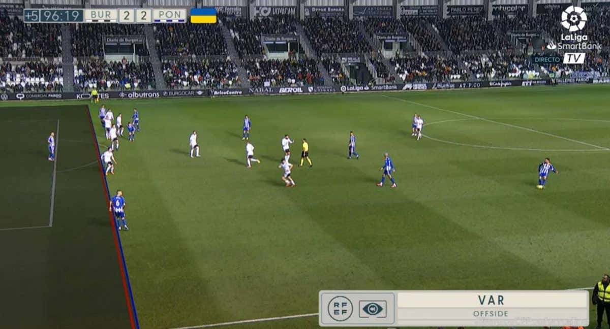 Las líneas del VAR en el gol anulado a la Ponferradina.
