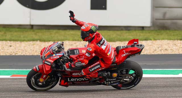Bagnaia y Rins se disfrazan de Marc Márquez en el sprint de Austin
