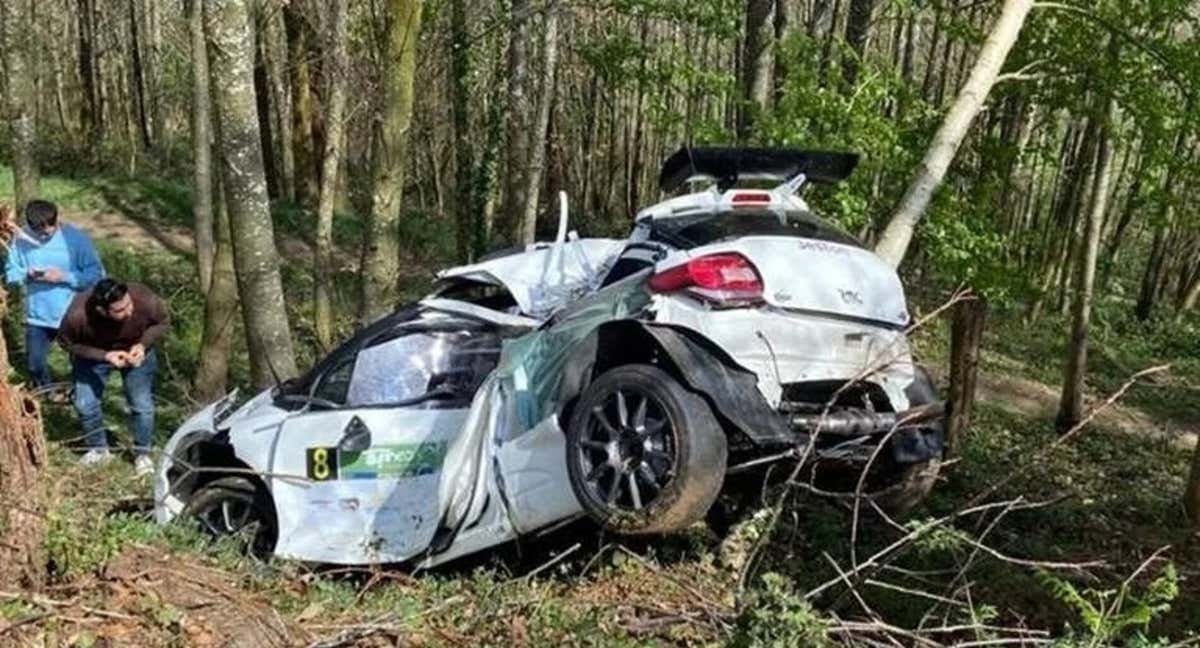 El accidente se produjo tras salirse de la vía y chocar con un árbol./RALLY VILLA DE TINEO