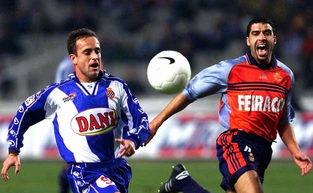 Serrano (Espanyol), a la izquierda, y Naybet (Deportivo), a la derecha, en un partido de la temporada 99-00.  EFE