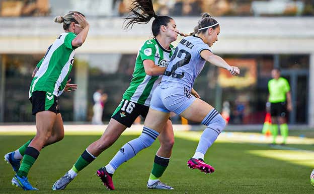 Athenea se intenta ir de dos rivales durante el Betis - Real Madrid.  Real Madrid