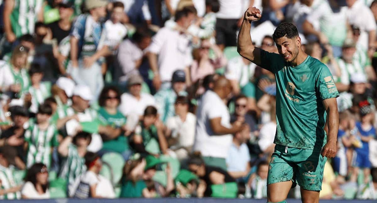 Ayoze celebra su primer gol con el Betis.