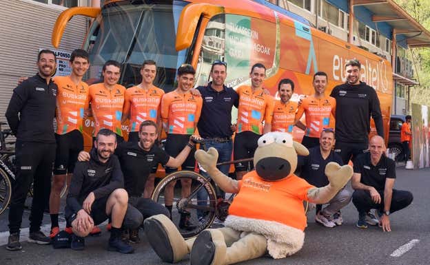 El bloque de Euskaltel-Euskadi, en la salida de una etapa de la reciente Vuelta al País Vasco.  EUSKALTEL-EUSKADI / INDOMIT VISUALS